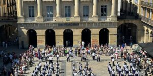 Aizepe tocó con su tamborrada en la plaza de la Constitución para celebrar su centenario.