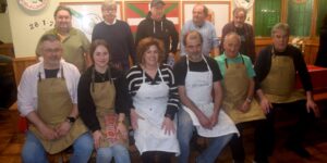 Concursantes de las sociedades Ondarra, La Armonia y Alkartasuna, que participan en la Muestra Gastronómica de Errenteria.