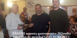 El director de Gastrokontu, Jesús Ibañez, posa con los cocineros de la sociedad Ostarte que se llevaron el premio Gastrokontu a Mejor preparación.